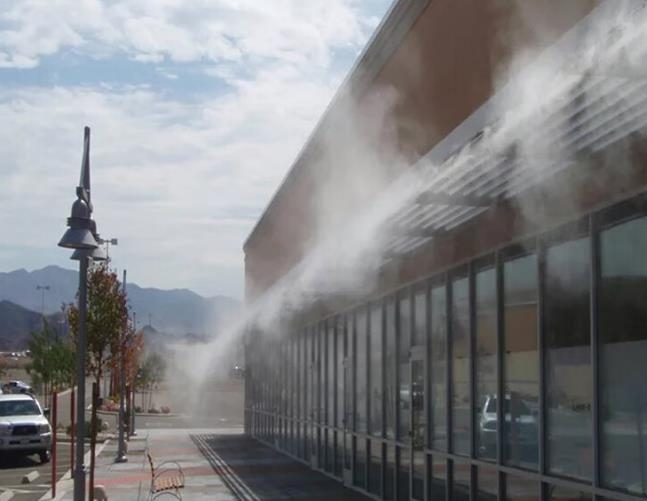 What are the principles and characteristics of plaza mist spray cooling?