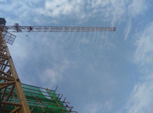 Construction site upper air dust removal misting system